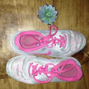 5y pink Nike shoes